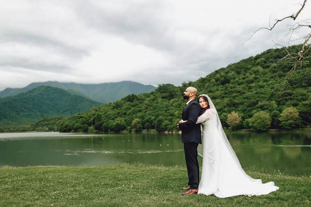 Свадьба на берегу озера в Грузии
