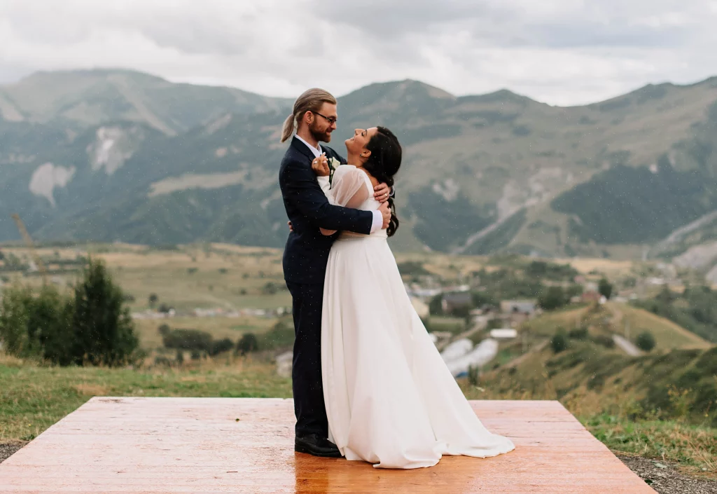 Первый свадебный танец в горах в Грузии