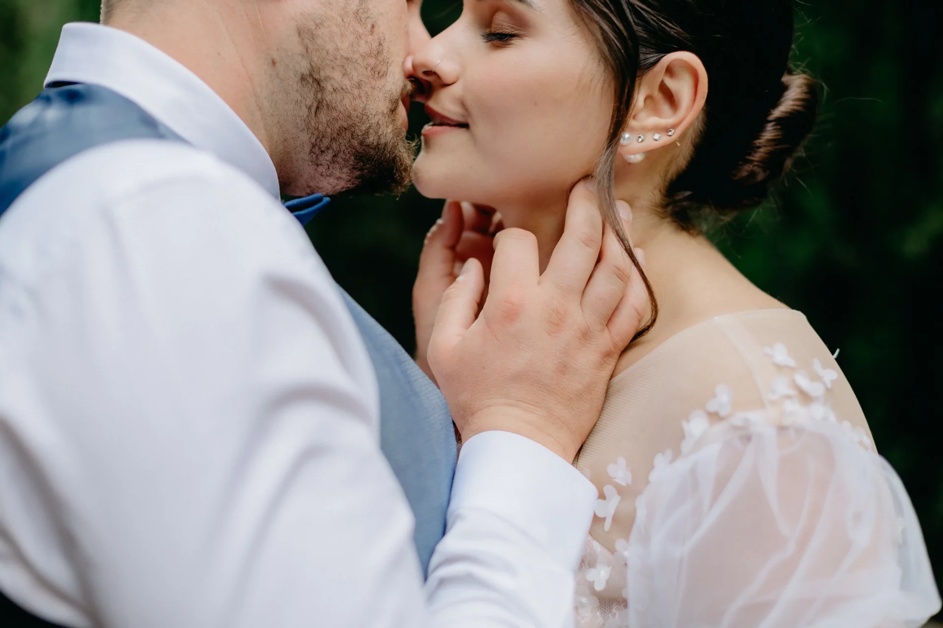 Нежный поцелуй свадьба в Грузии