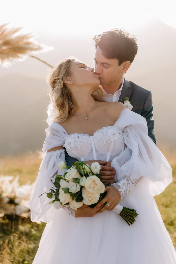 Свадебный поцелуй красивое фото в Грузии