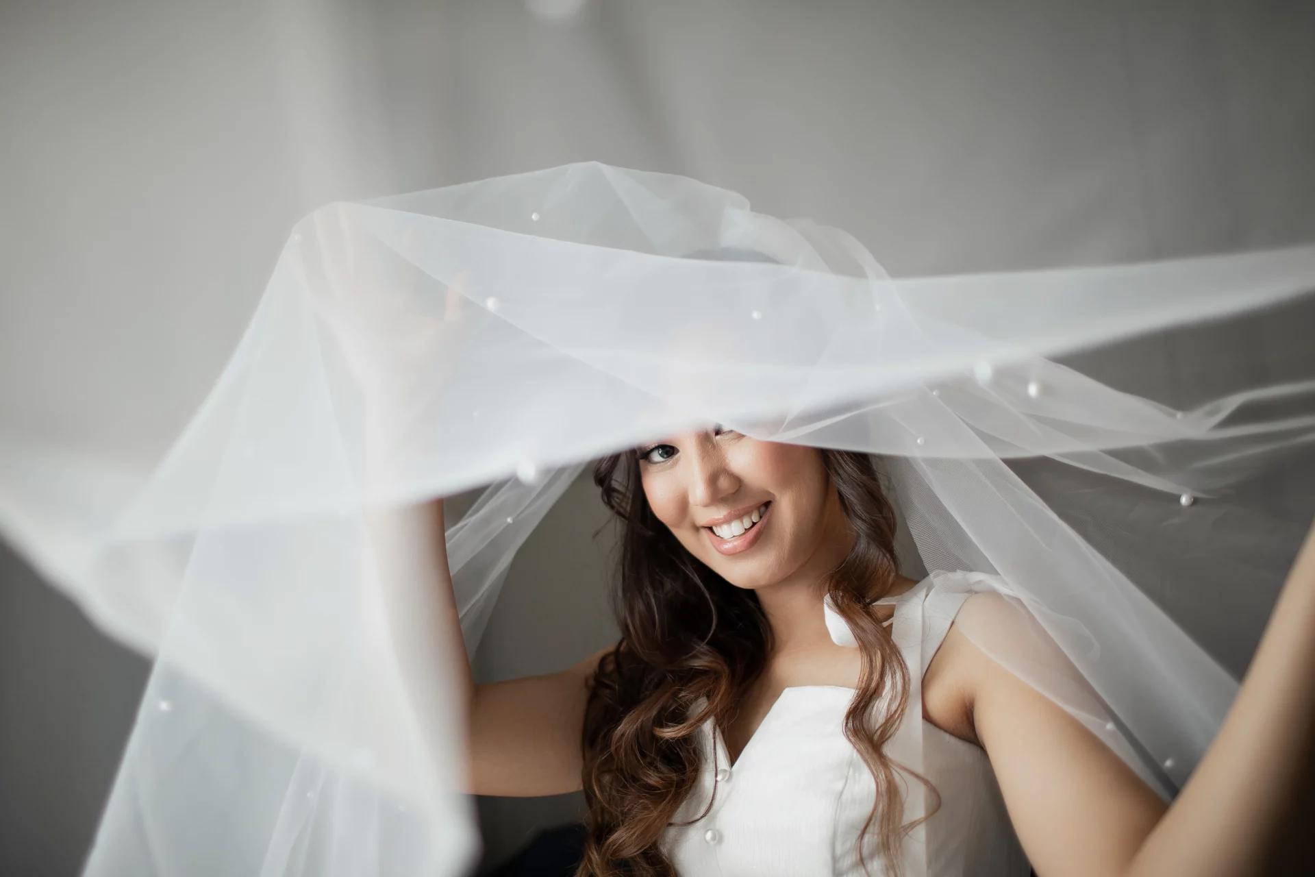 Невеста азиатка на свадьбе в Грузии