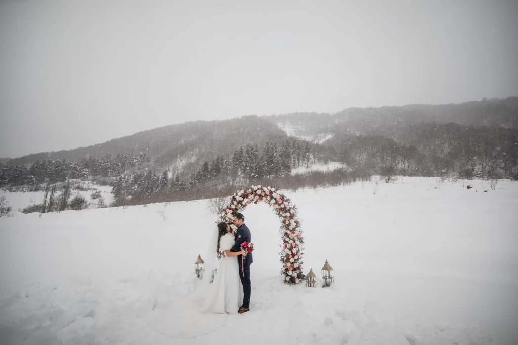 Свадебная церемония в горах зимой в Грузии