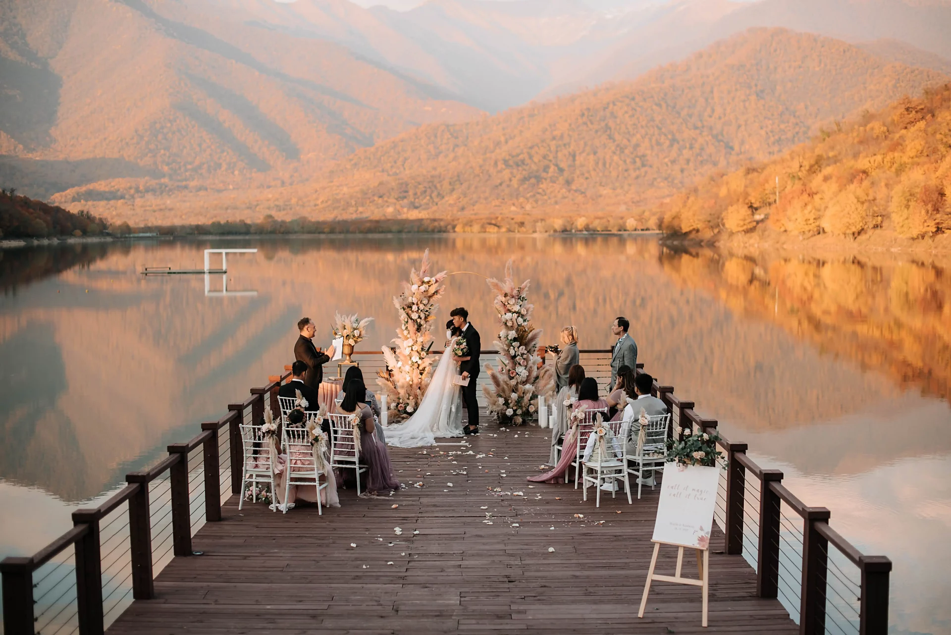Свадьба на берегу озера в Грузии Kvareli Lake