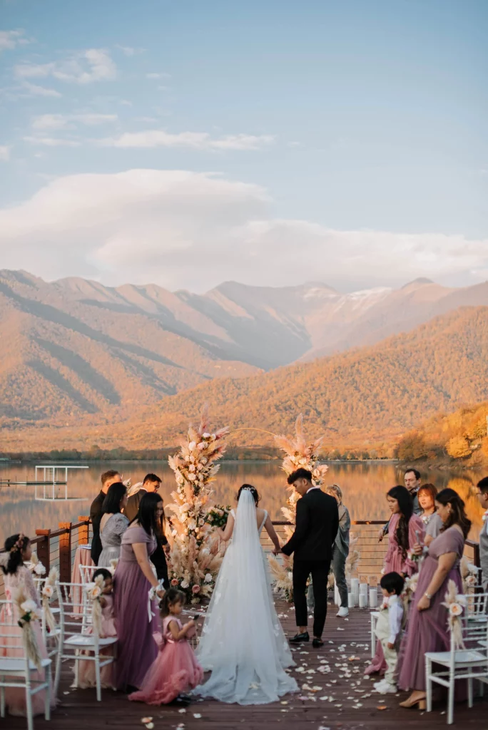 Свадьба с видом на горы у озера в Грузии Lopota Lake