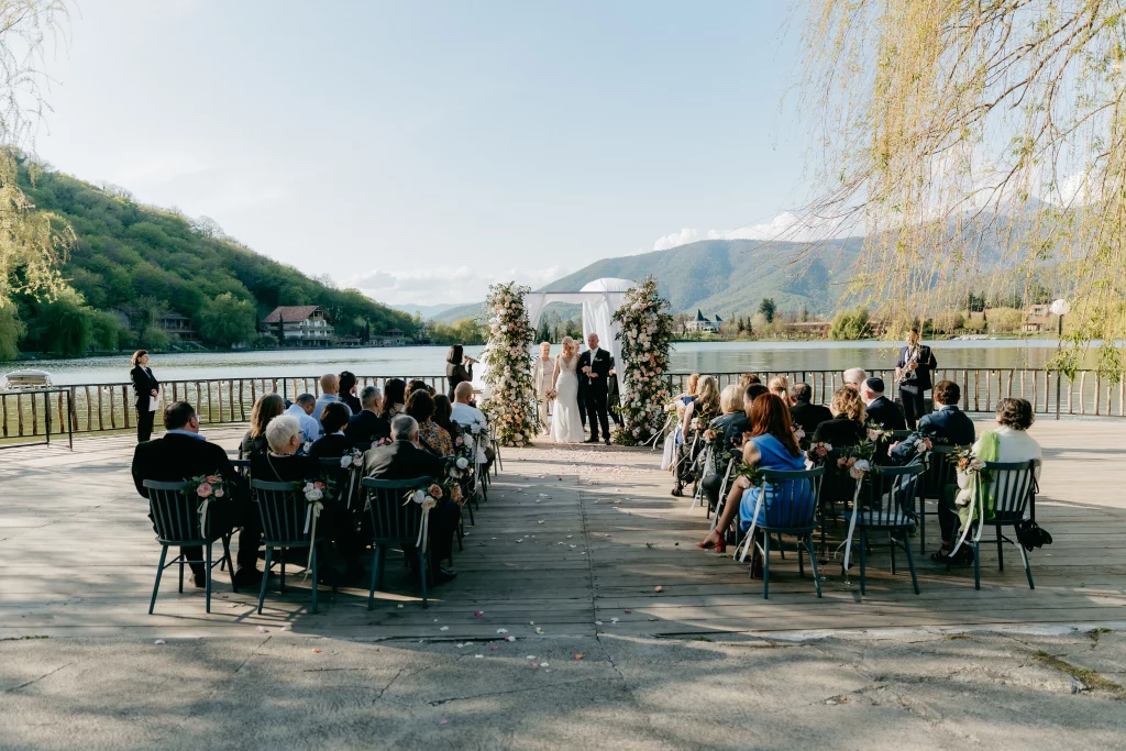 Свадьба на озере Лопота в Грузии