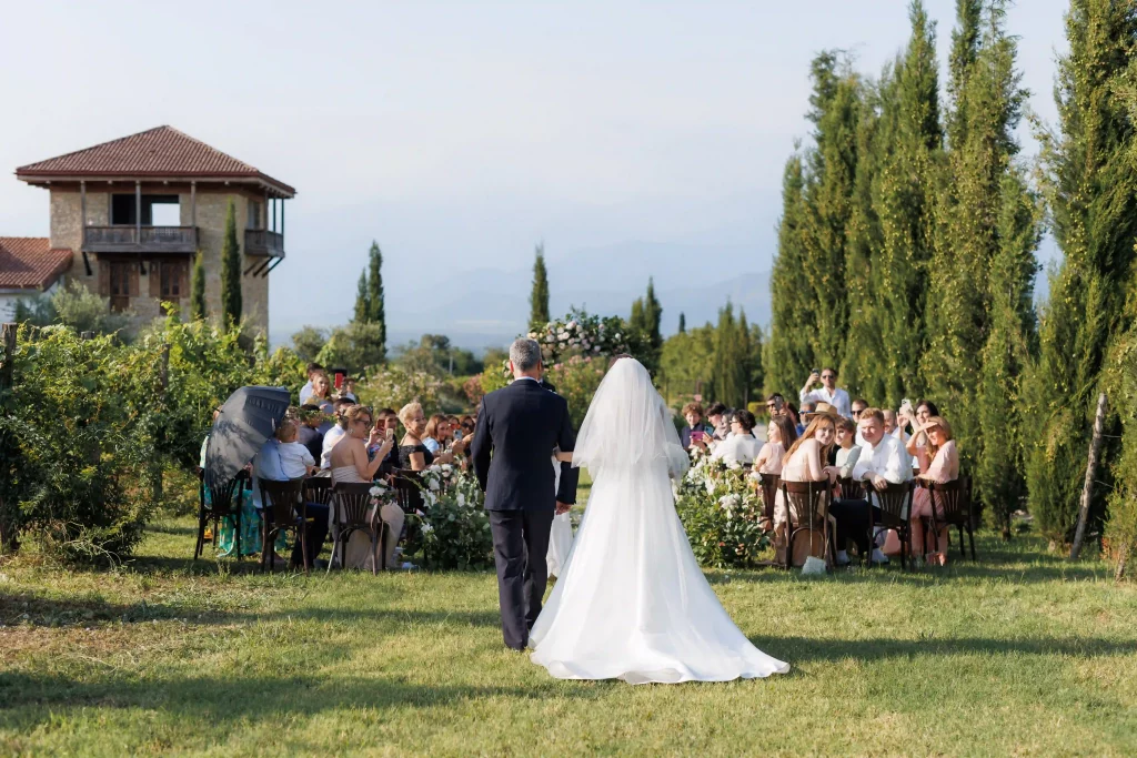 Свадебная церемония летом в шато в Грузии