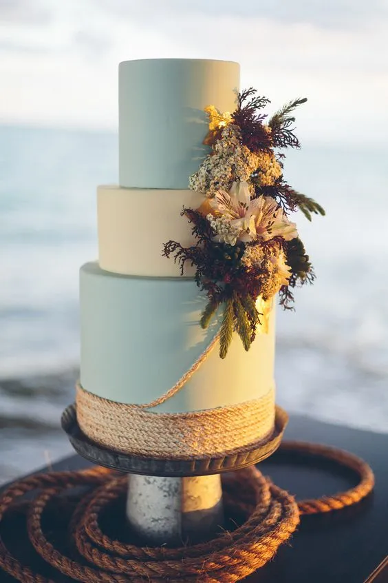 Минималистичный свадебный торт в морском стиле Грузия